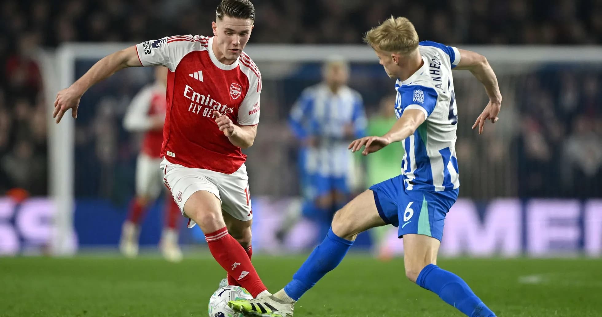 Un joueur d'Arsenal dribble un joueur de Brighton