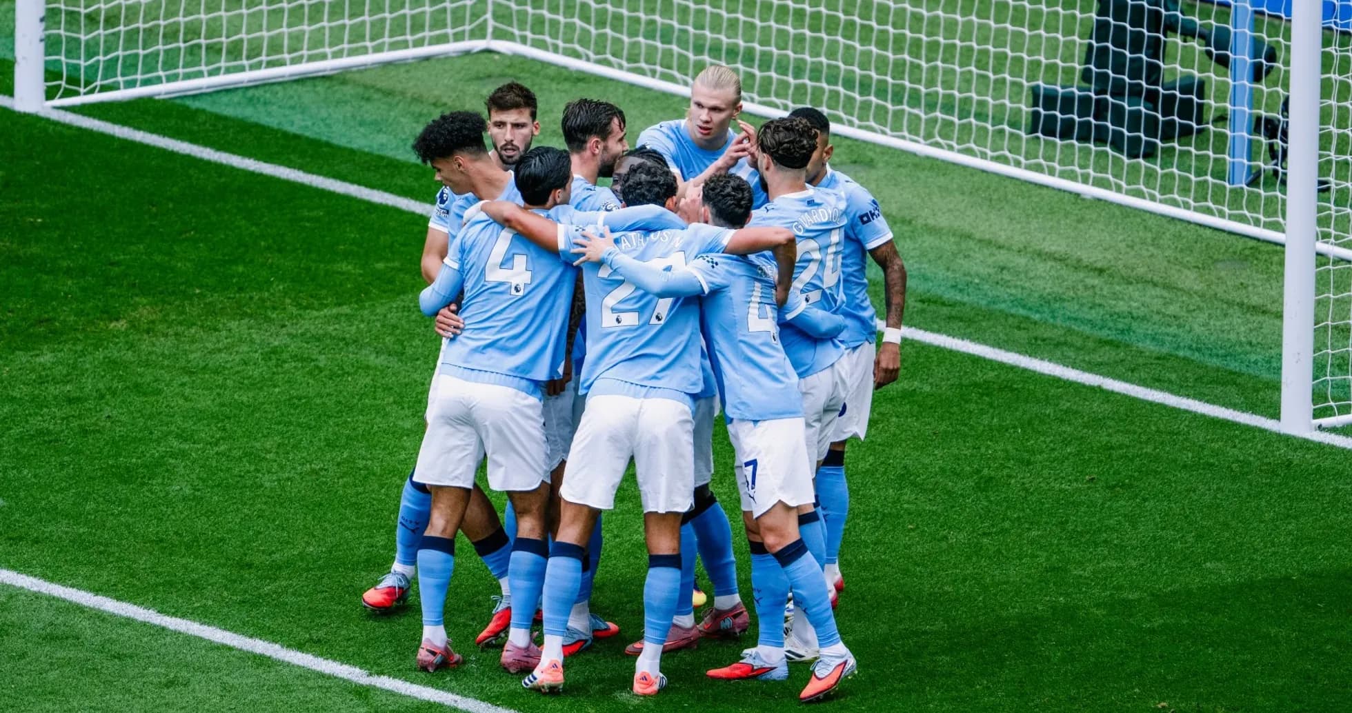 Joueurs de Manchester City célèbrent un but