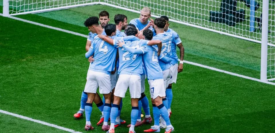 Joueurs de Manchester City célèbrent un but