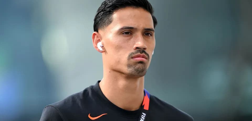 Joueur marchant avec des écouteurs avant un match