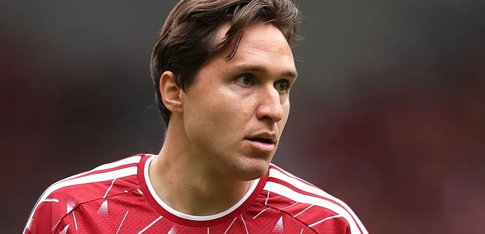 Joueur en maillot rouge sur le terrain