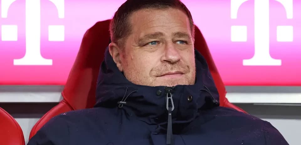 Entraîneur assis sur le banc avec manteau