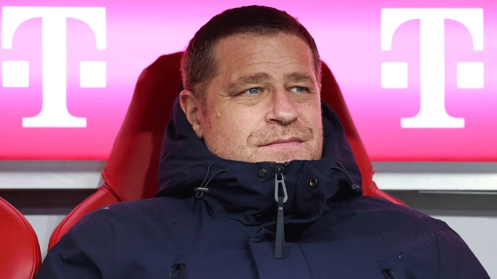 Entraîneur assis sur le banc avec manteau