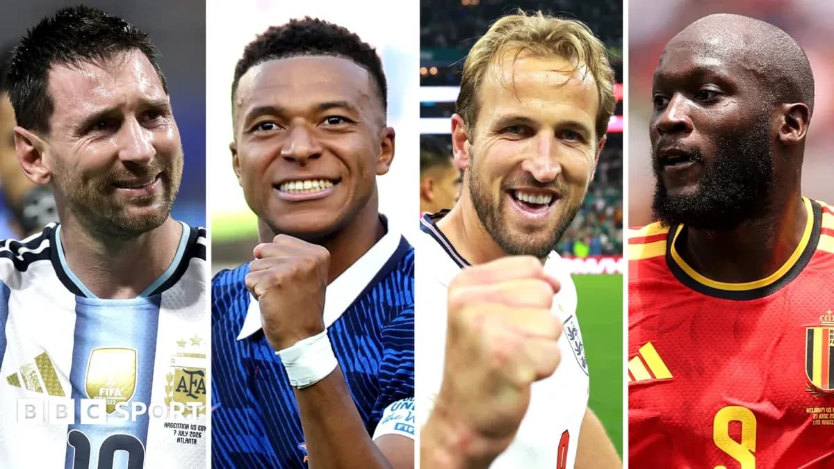 Quatre joueurs de football célébrant avec poings levés