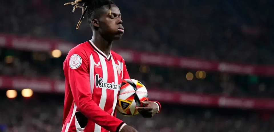 Joueur tenant le ballon sur le terrain de football