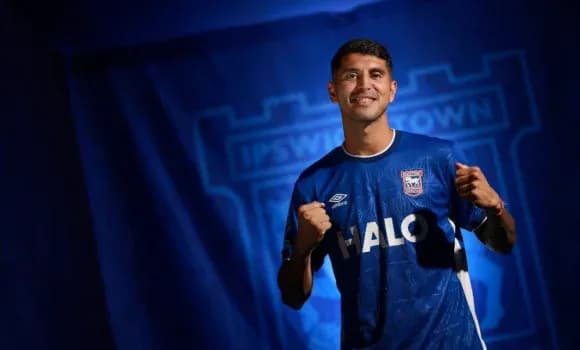 Joueur posant en maillot d'Ipswich Town