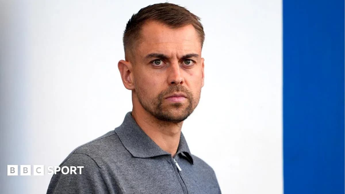 Homme en chemise grise posant pour la photo