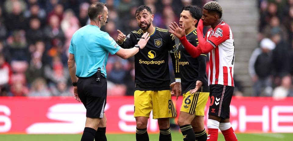 Joueurs discutant avec l'arbitre lors du match