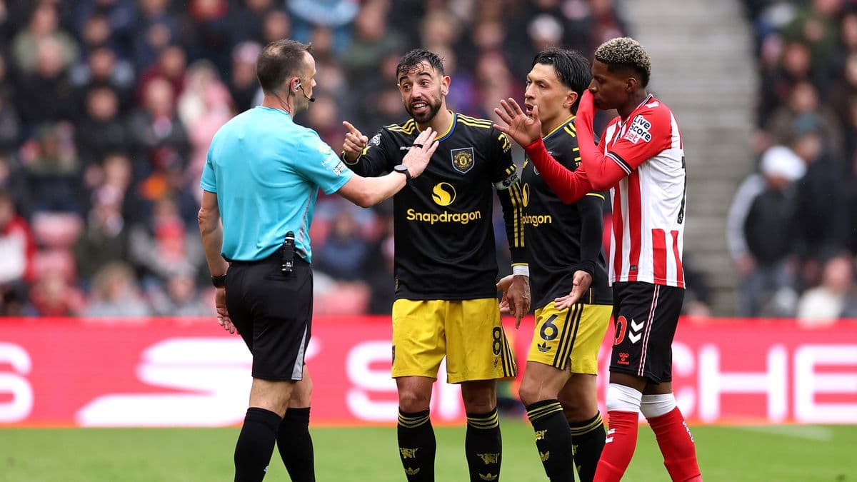 Joueurs discutant avec l'arbitre lors du match