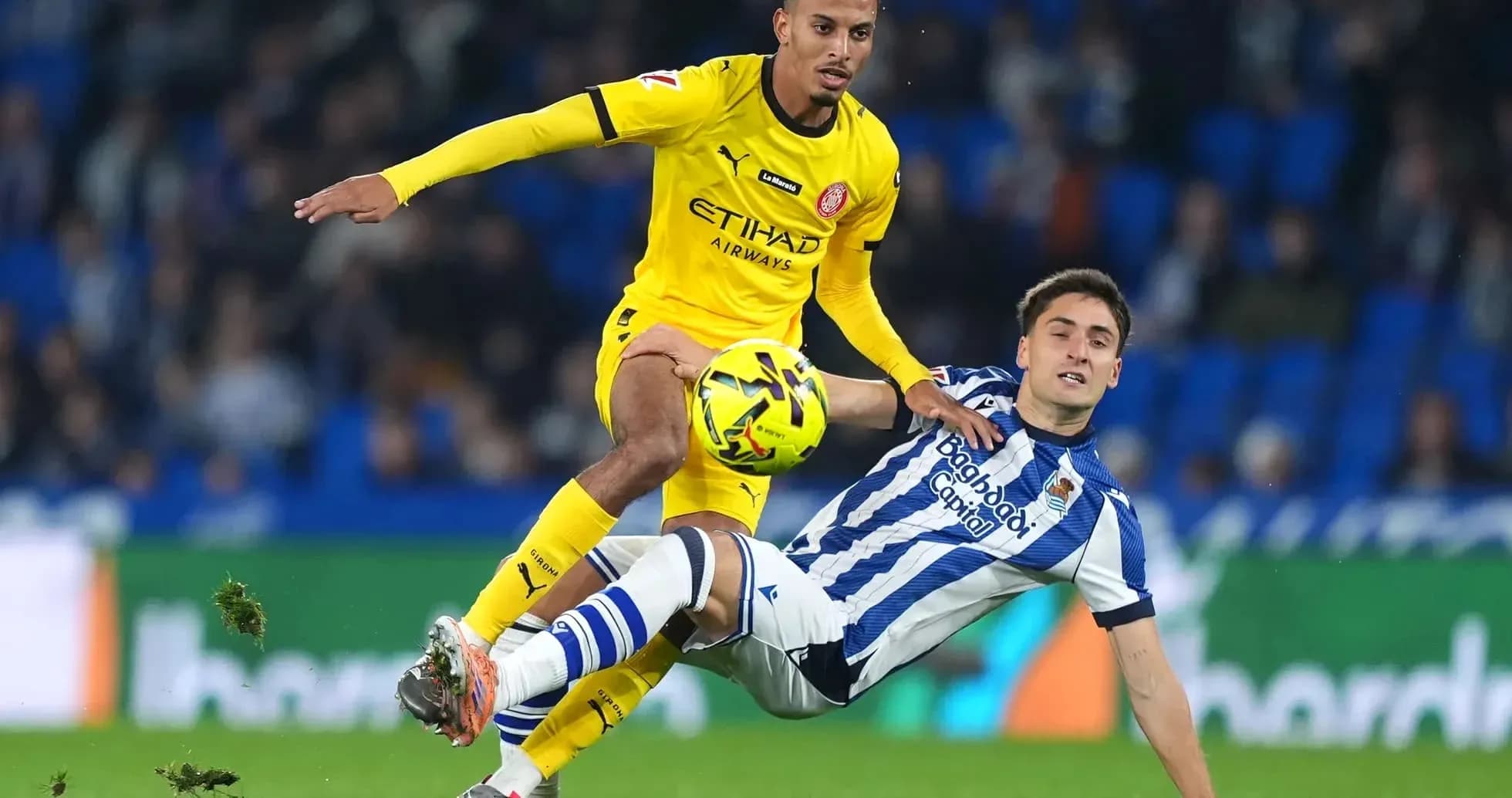 Joueur de Girona en duel avec un joueur de la Real Sociedad