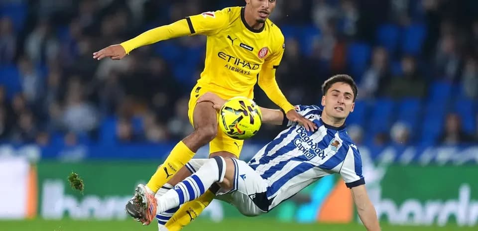 Joueur de Girona en duel avec un joueur de la Real Sociedad