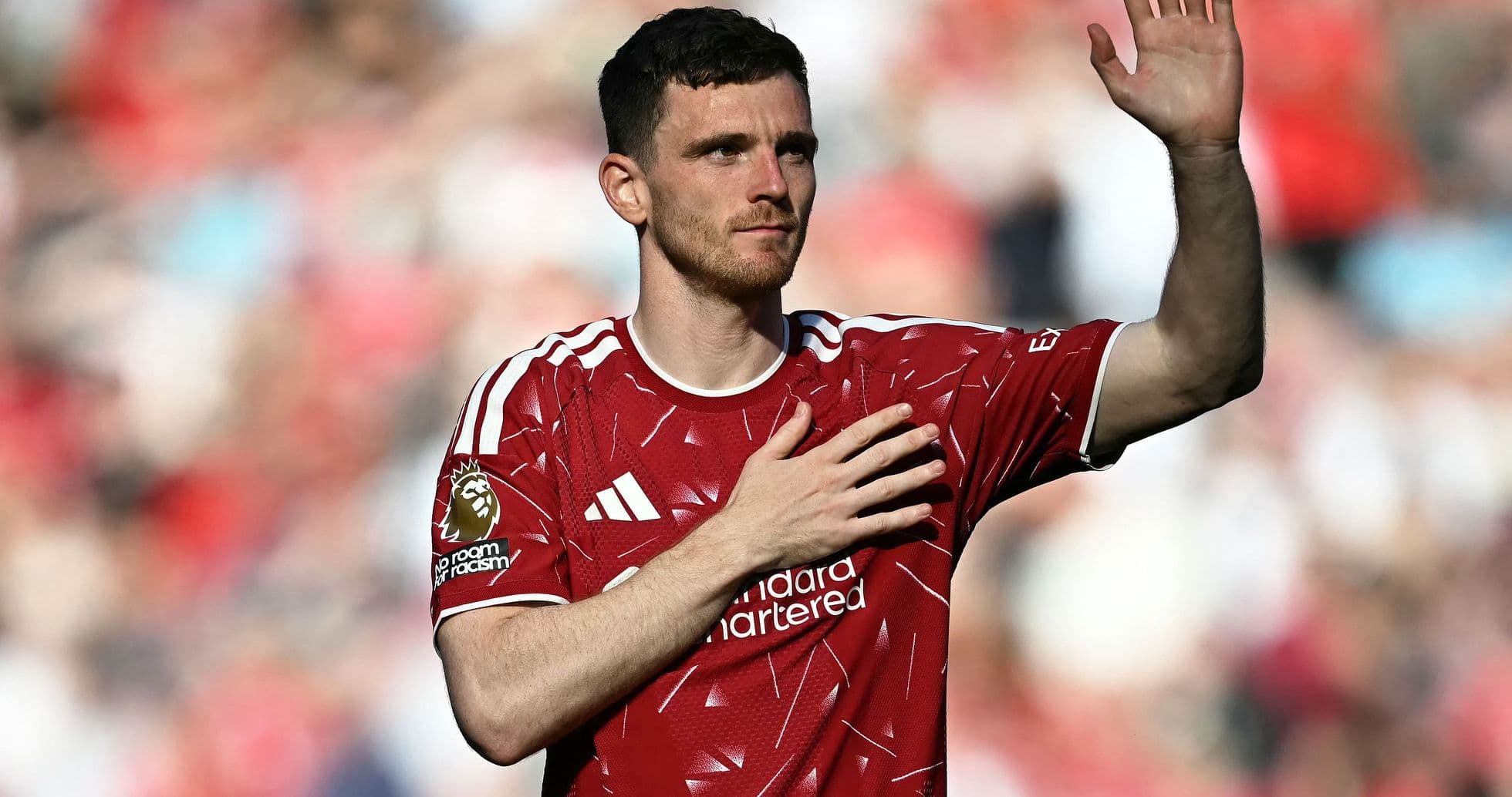 Joueur saluant les supporters avec le maillot rouge