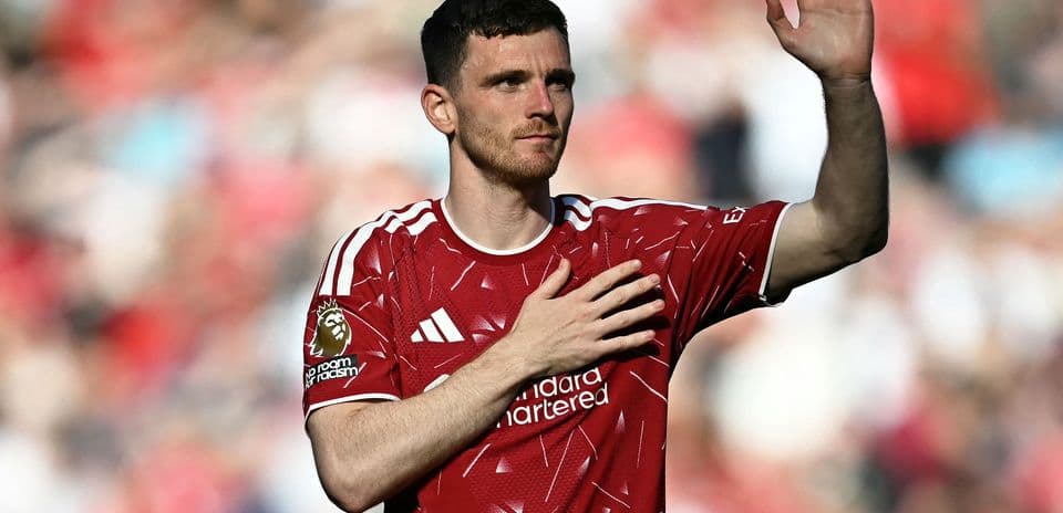 Joueur saluant les supporters avec le maillot rouge