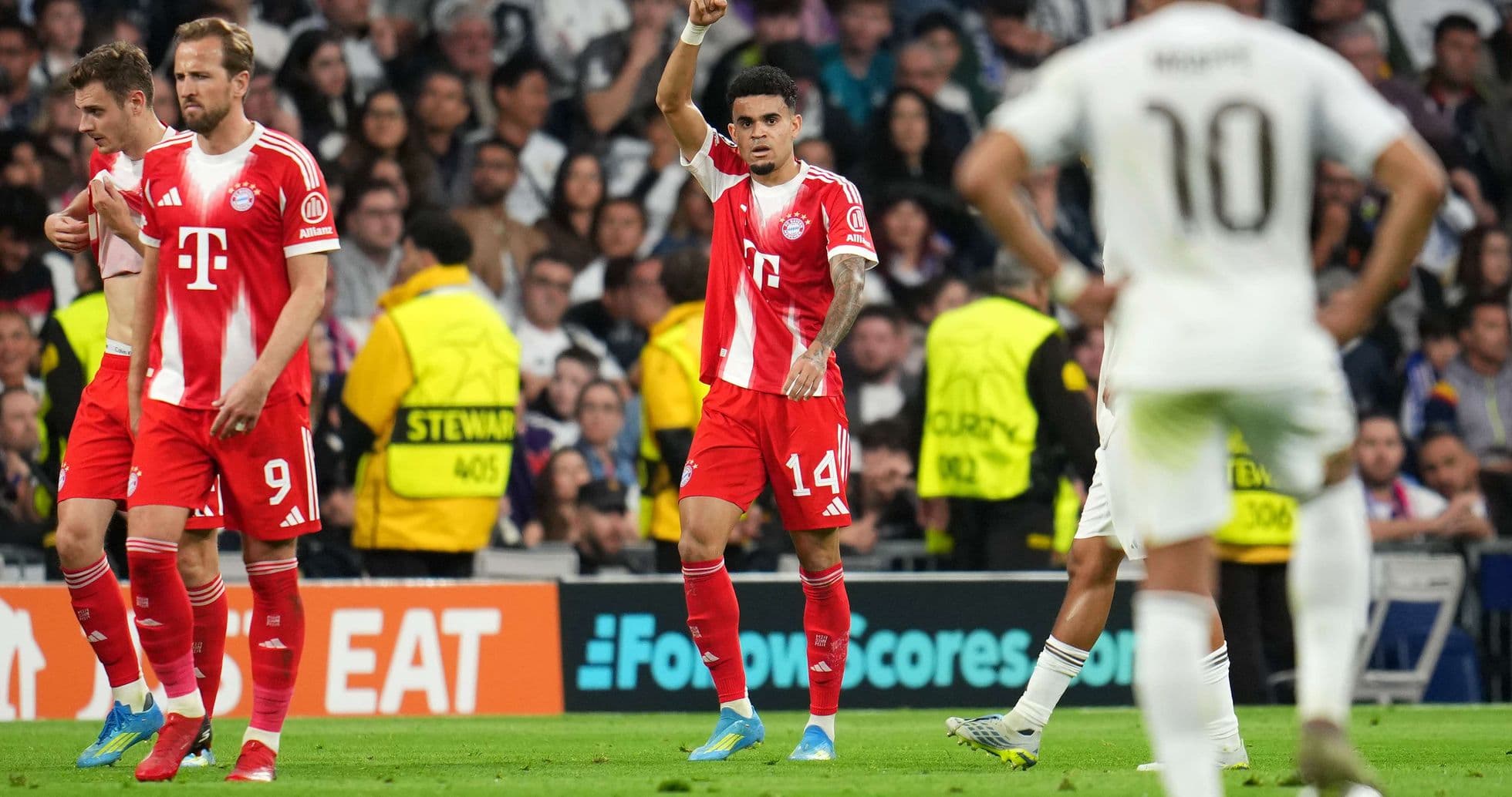 Joueurs de Bayern München célébrant un but