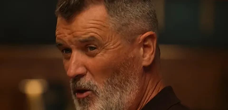 Homme avec barbe grise parlant dans un cadre intérieur