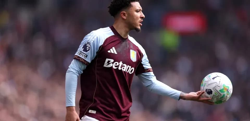 Joueur d'Aston Villa tenant le ballon lors d'un match