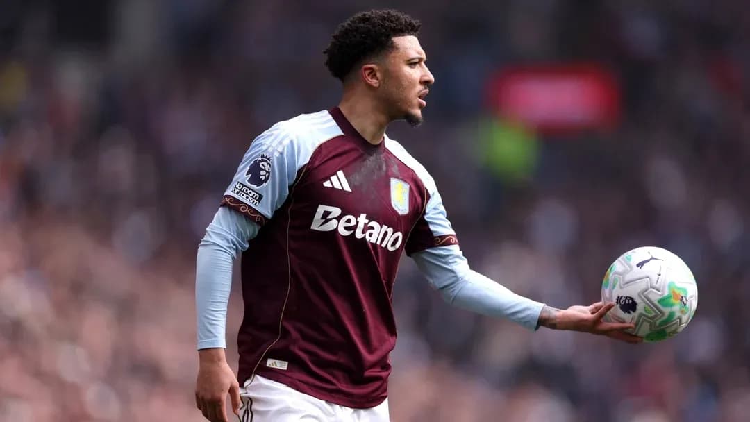 Joueur d'Aston Villa tenant le ballon lors d'un match