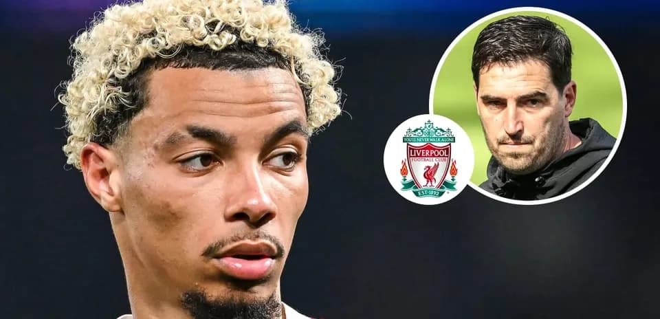 Joueur avec cheveux bouclés, logo de Liverpool en arrière-plan