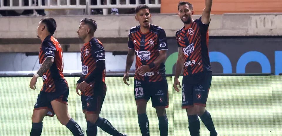 Joueurs célébrant un but lors du match