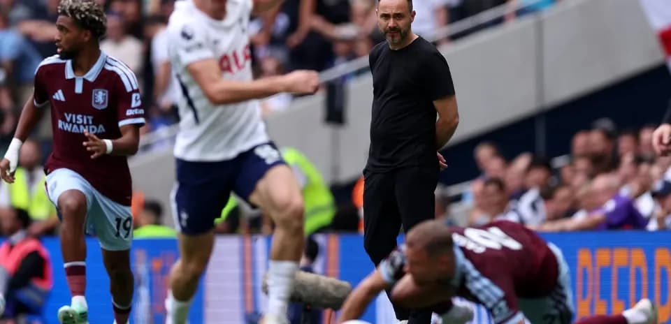Joueurs d'Aston Villa et Tottenham en action sur le terrain