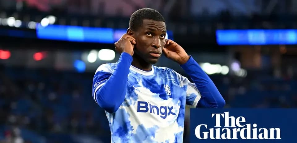 Joueur de Chelsea mettant ses écouteurs avant le match
