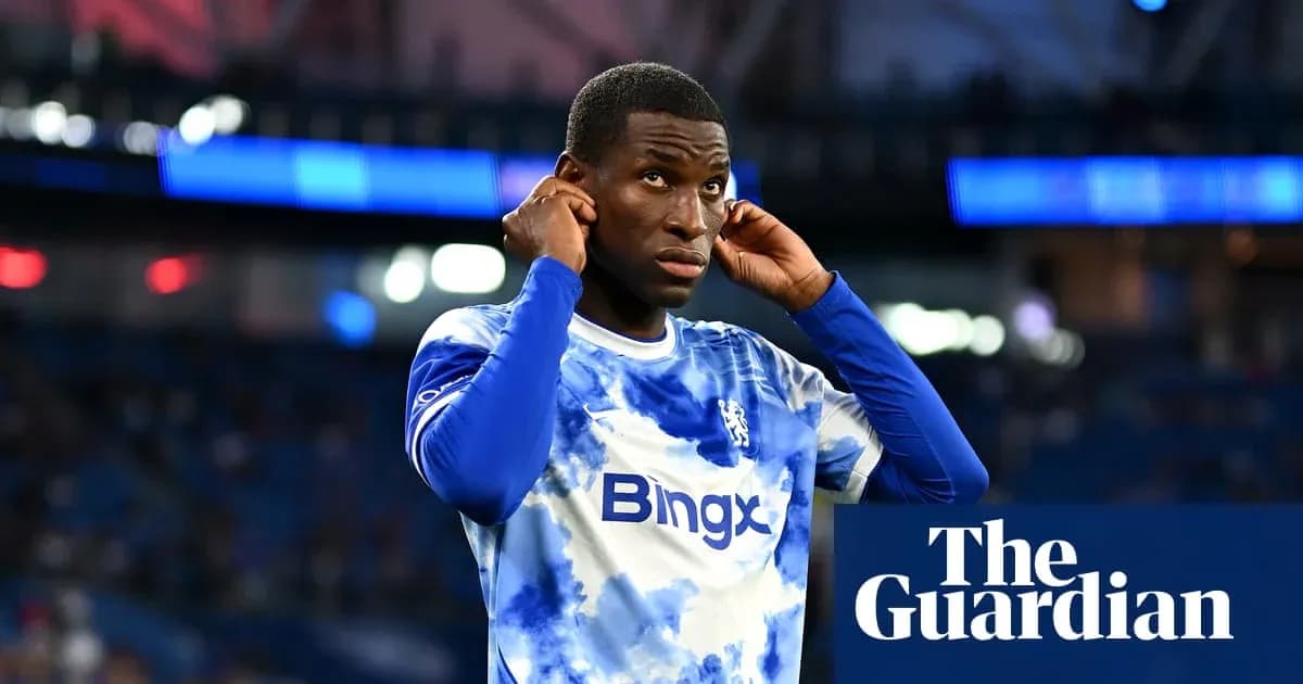 Joueur de Chelsea mettant ses écouteurs avant le match