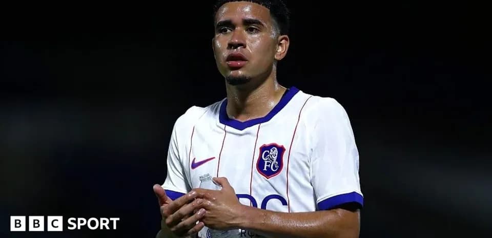 Joueur de football en maillot de Chelsea après le match