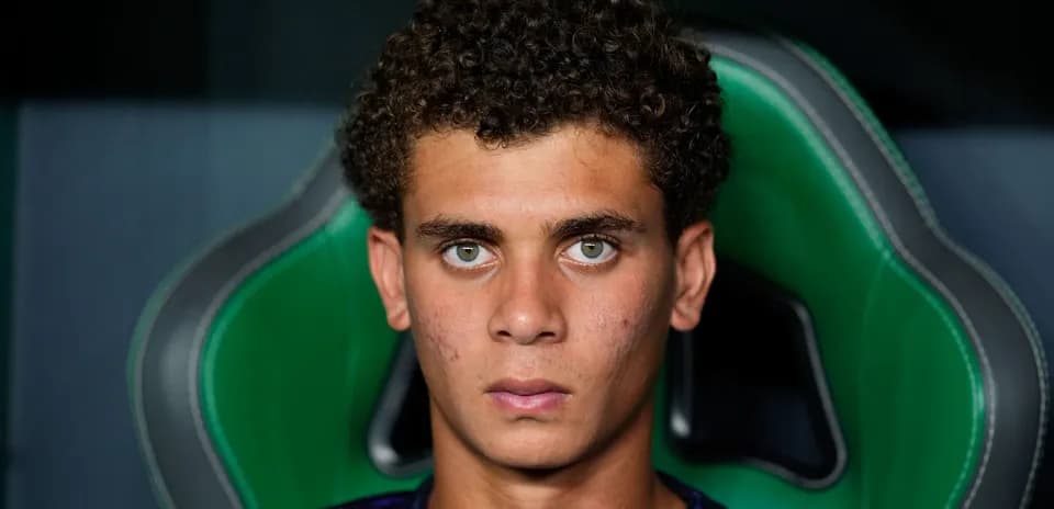 Jeune joueur assis sur un banc, regard sérieux