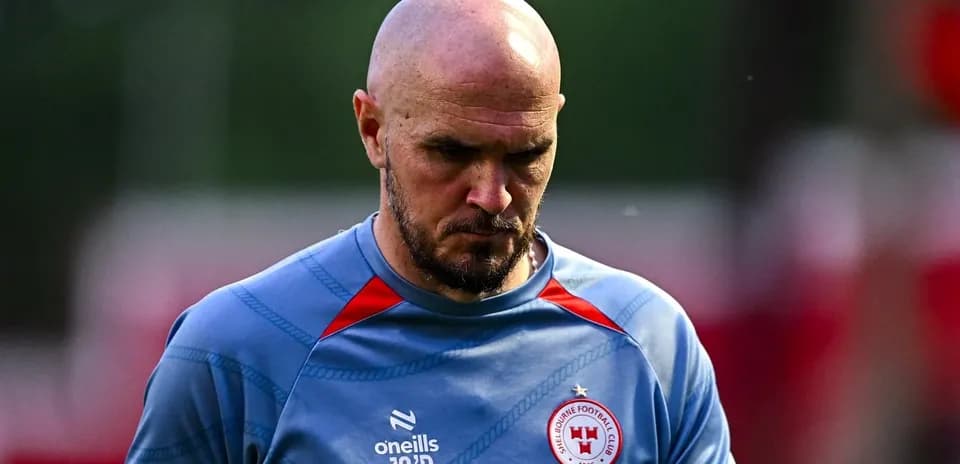 Joueur avec un maillot de l'équipe sur le terrain