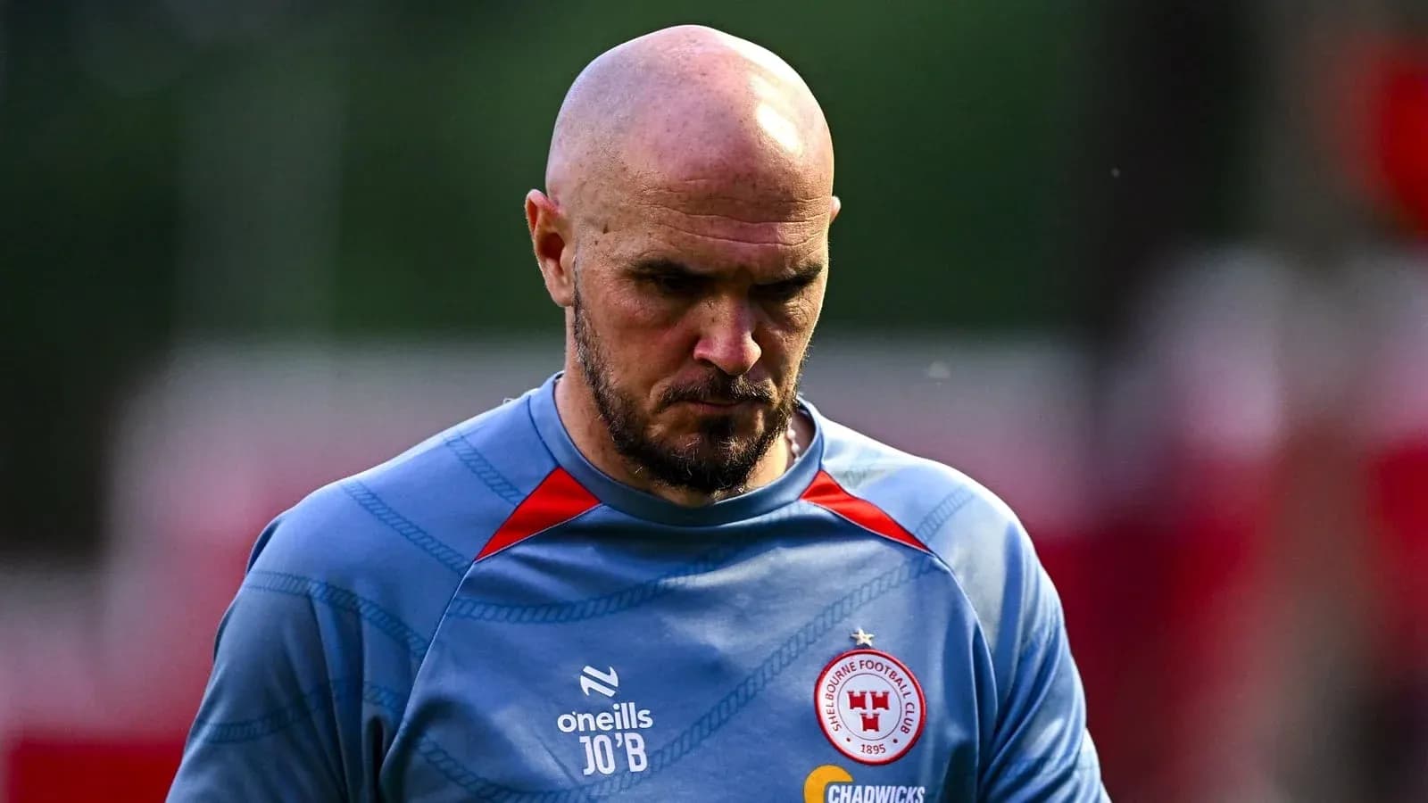Joueur avec un maillot de l'équipe sur le terrain