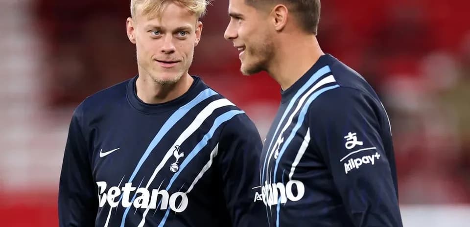 Deux joueurs de Tottenham discutant sur le terrain