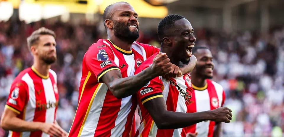 Joueurs de Brentford célébrant un but ensemble