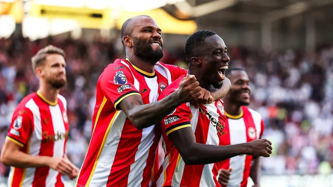 Joueurs de Brentford célébrant un but ensemble