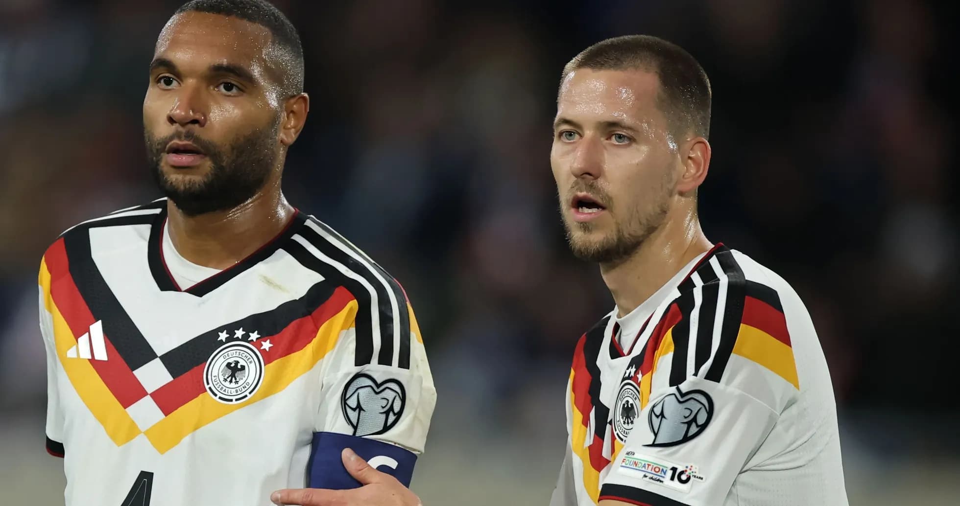 Deux joueurs allemands en discussion sur le terrain