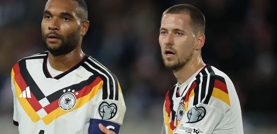 Deux joueurs allemands en discussion sur le terrain