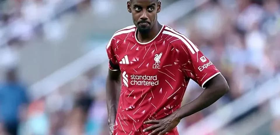Joueur de Liverpool en maillot rouge sur le terrain