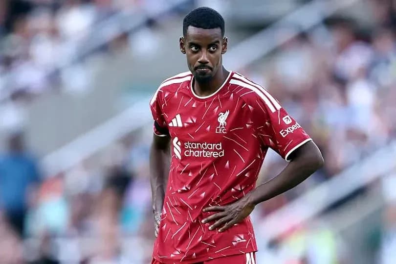 Joueur de Liverpool en maillot rouge sur le terrain
