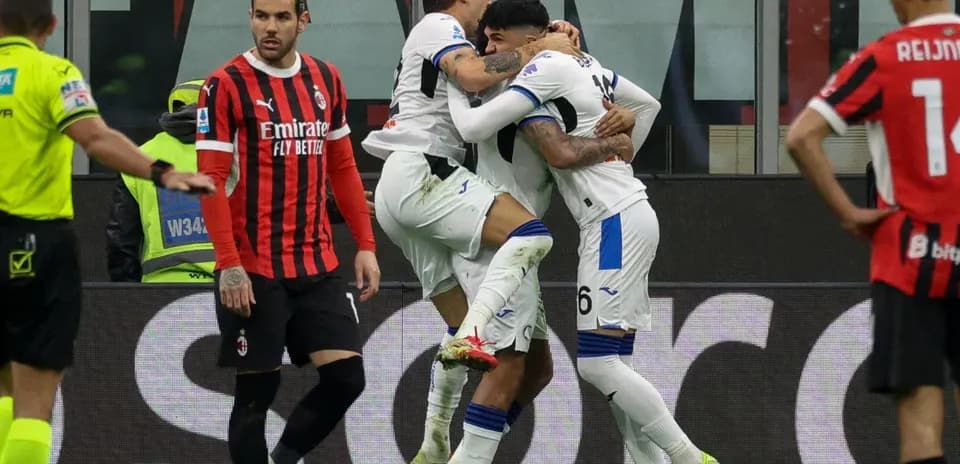 Joueurs d'Atalanta célèbrent un but contre AC Milan