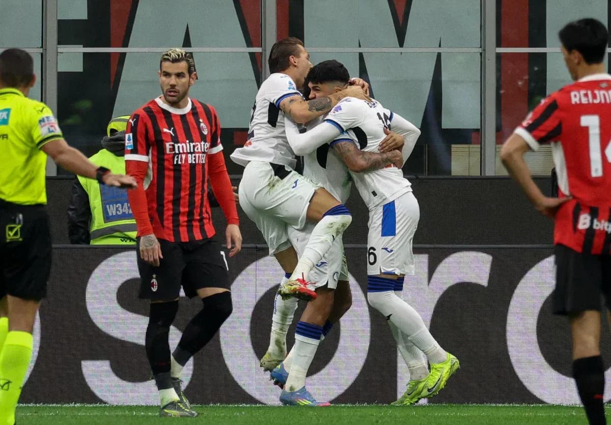 Joueurs d'Atalanta célèbrent un but contre AC Milan