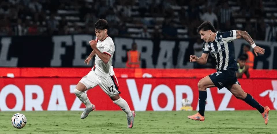 Joueur de San Lorenzo en dribble contre Talleres