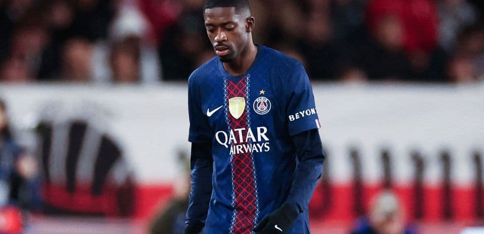 Joueur du PSG marchant sur le terrain