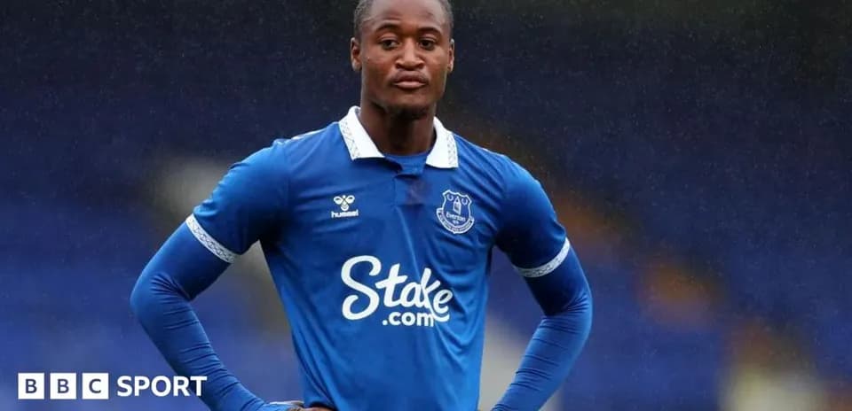 Joueur d'Everton en tenue bleue sur le terrain