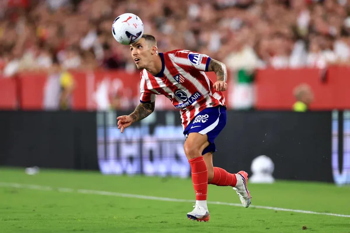 Joueur d'Atletico Madrid en action sur le terrain Joueur d'Atletico Madrid en action sur le terrain