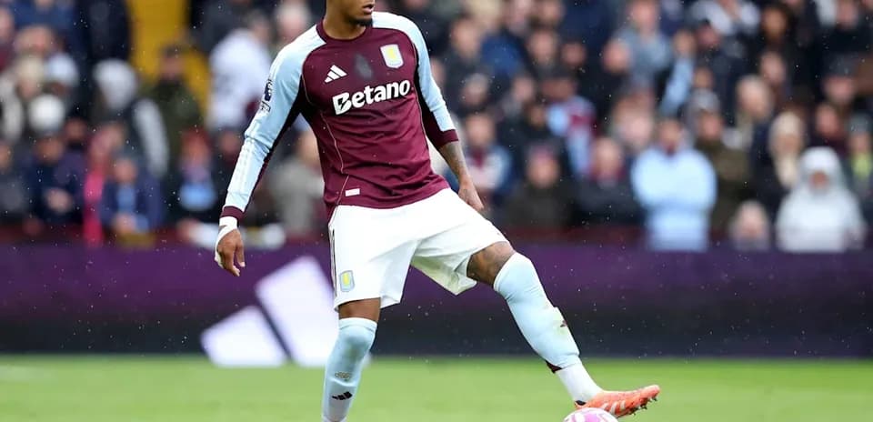 Joueur d'Aston Villa contrôlant le ballon sur le terrain