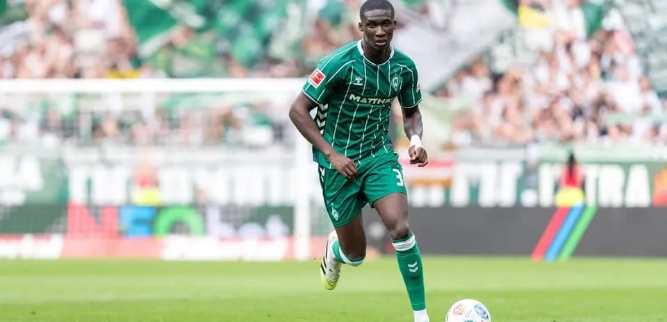 Joueur en uniforme vert courant sur le terrain