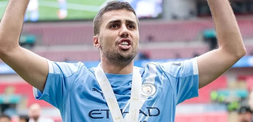 Joueur célébrant avec une médaille au stade
