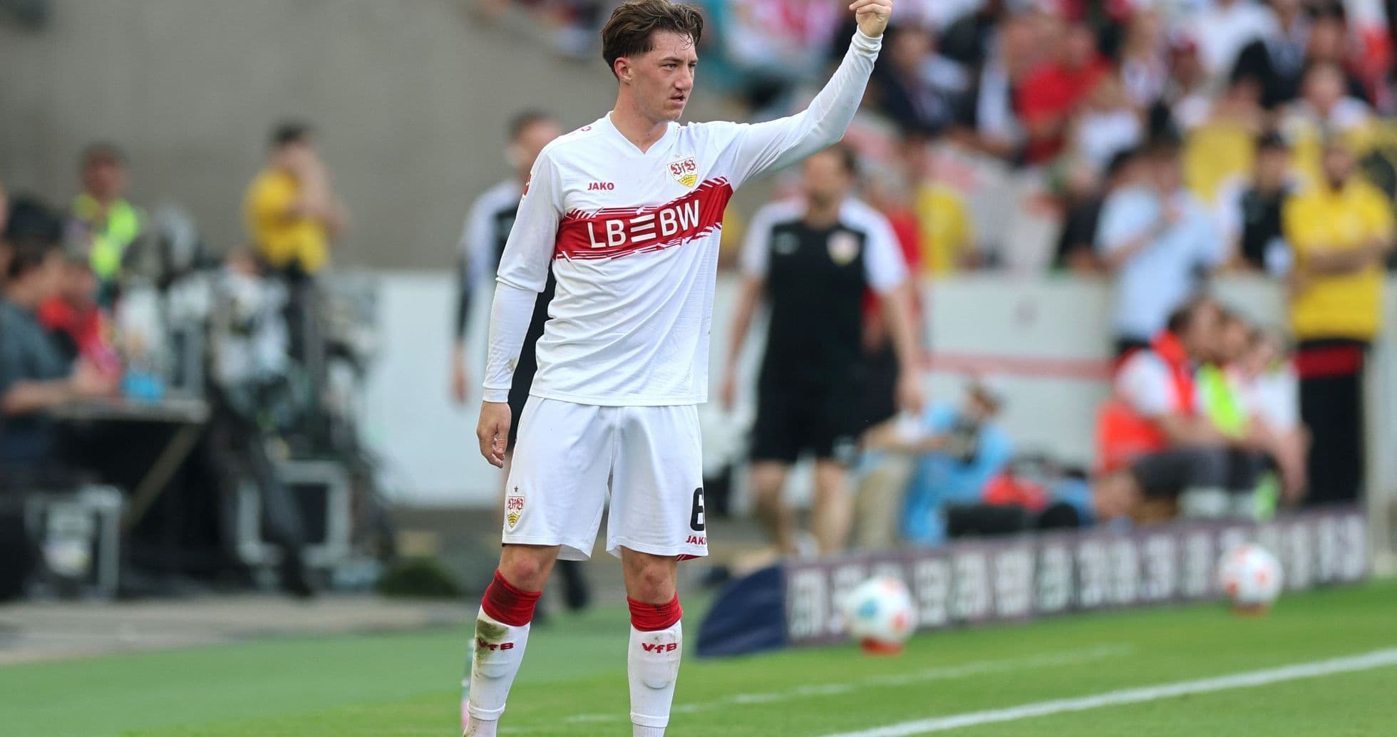 Joueur de Stuttgart indiquant un signal sur le terrain