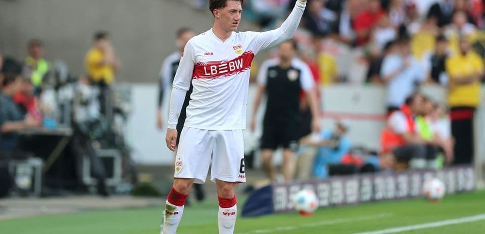 Joueur de Stuttgart indiquant un signal sur le terrain