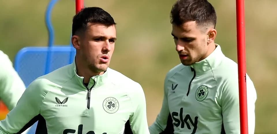 Deux joueurs discutant pendant l'entraînement