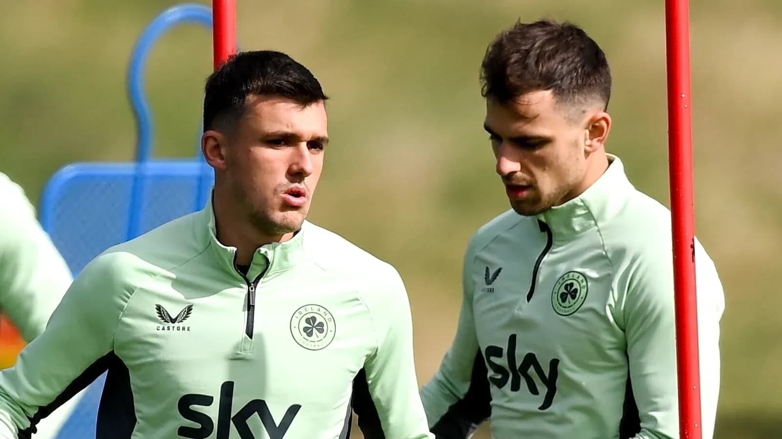 Deux joueurs discutant pendant l'entraînement